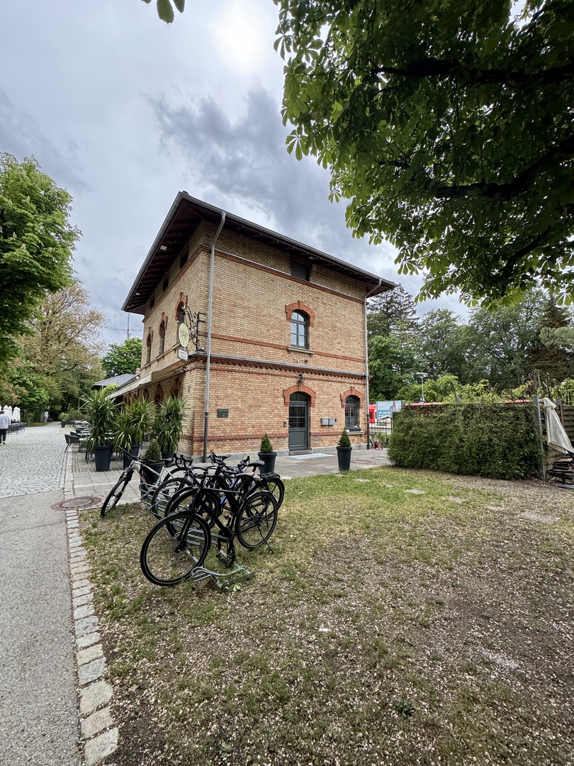 Isartaler Brauhaus Pullach – Essen, Züge & Spielplatz