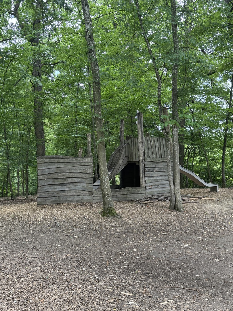 Waldspielplatz Kohlberger Straße Grafenberg – Schattiger Waldspielplatz mit riesigem Holzschiff - Familienausflug