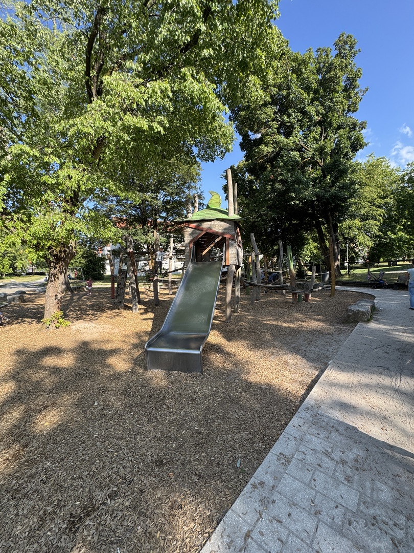Spielplatz Siriusweg in Dürrlewang – Kletterspaß & Wasserspiel in Stuttgart - Familienausflug