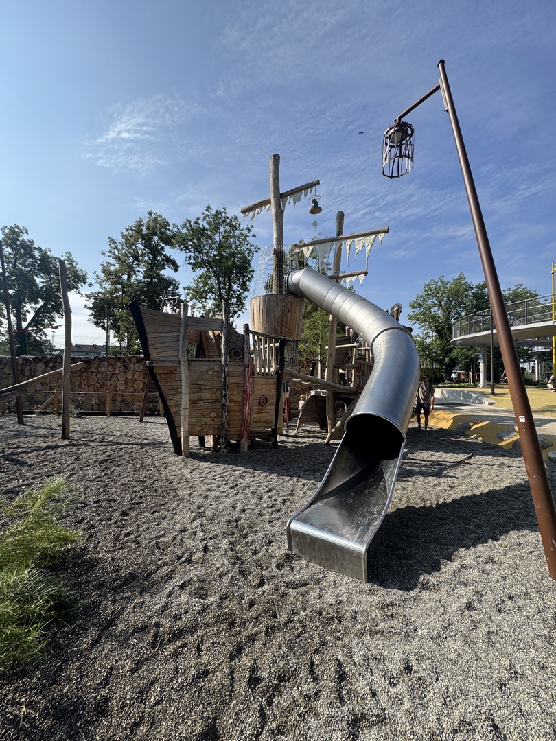 Piratenspielplatz Tübingen – Wasserspaß & Kletterabenteuer